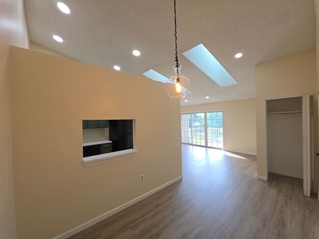 Building Photo - 12 Amberly Ct