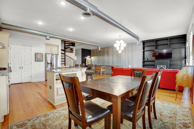 Building Photo - 210 E Waldburg St