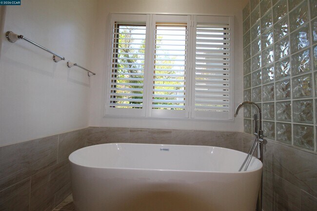 Building Photo - 348 Pheasant Run Dr