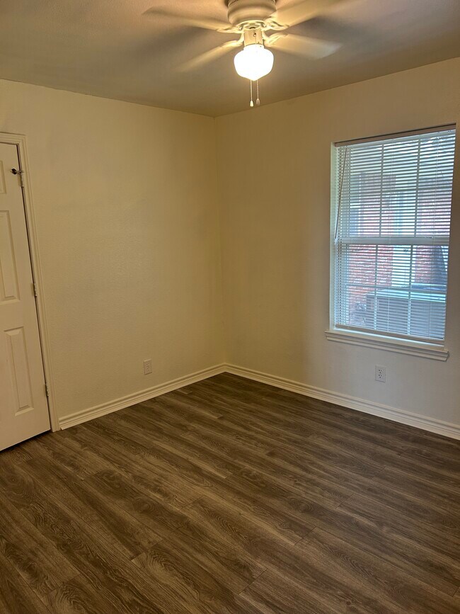 Building Photo - 2706 N Hickory St