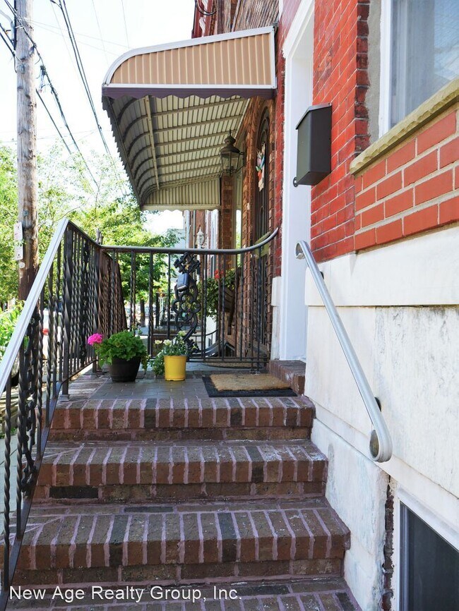 Building Photo - 3 br, 1.5 bath House - 1322 Mifflin Street
