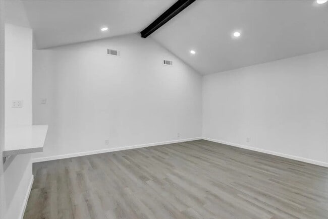 Building Photo - 108 Sparrow Way