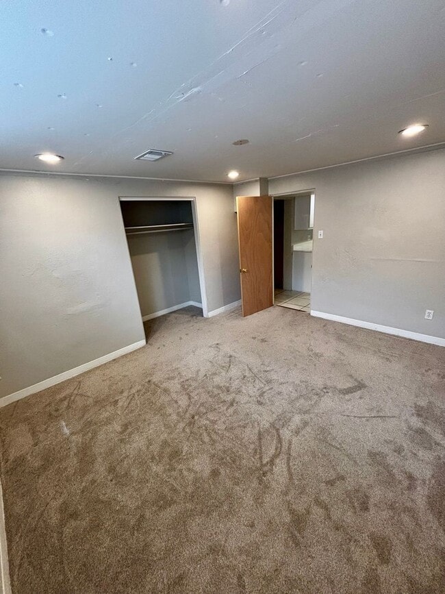 Building Photo - Super Spacious & Updated 1-Bed, 1-Bath Apa...