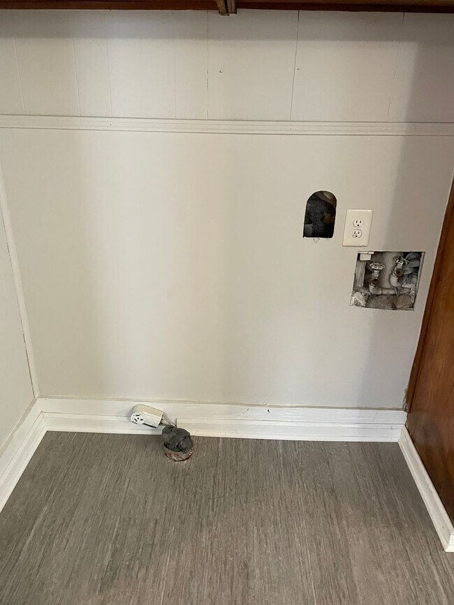 Building Photo - Updated 3 Bedroom- Convenient to Restaurants, Cone Hospital & Wendover Ave