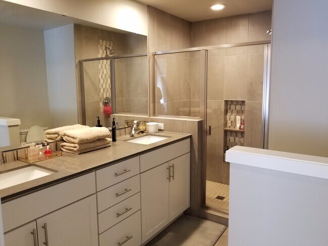 Building Photo - GORGEOUS Edmonds 2 Bedroom Primary Suites - CLOSE TO EVERYTHING