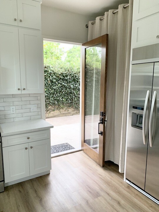 Building Photo - 4415 Stanbridge Ave