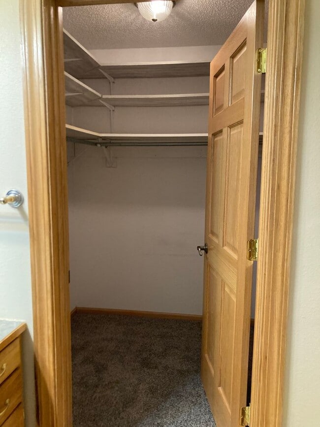 Building Photo - 2 Bed 2 Bath Twinhome with double attached garage SORRY NO PETS!!