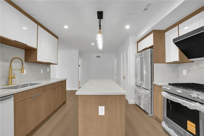 Building Photo - 325 W Le Roy Ave