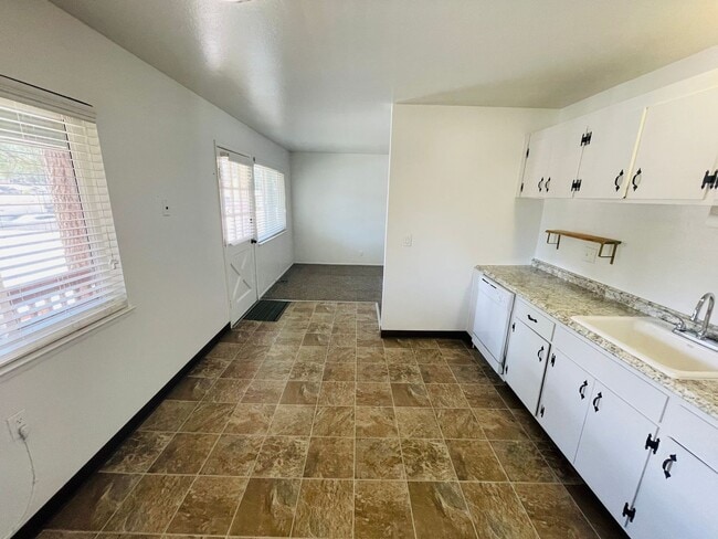 Building Photo - 2301 James Ave