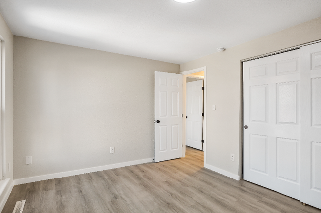 Building Photo - Completely Renovated Apartment!