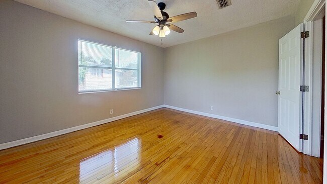 Building Photo - 828 Acosta St
