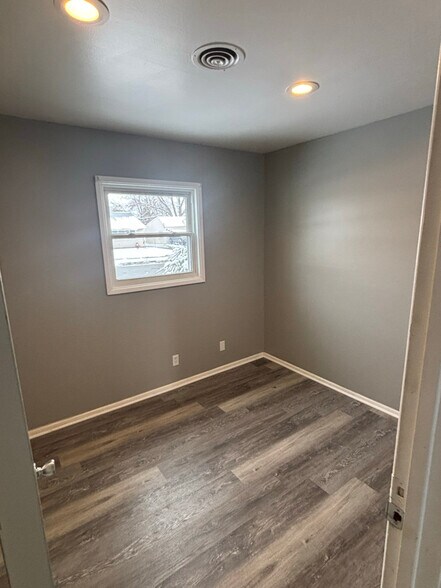 Building Photo - 1931 Morris Ave NE