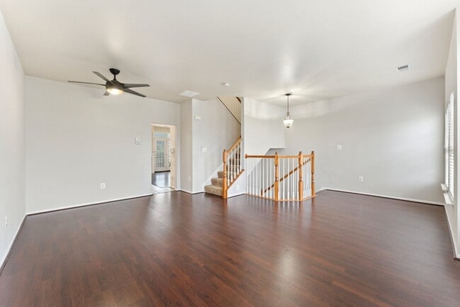 Building Photo - Commuter's Dream! Stylish 3-Bedroom Condo ...