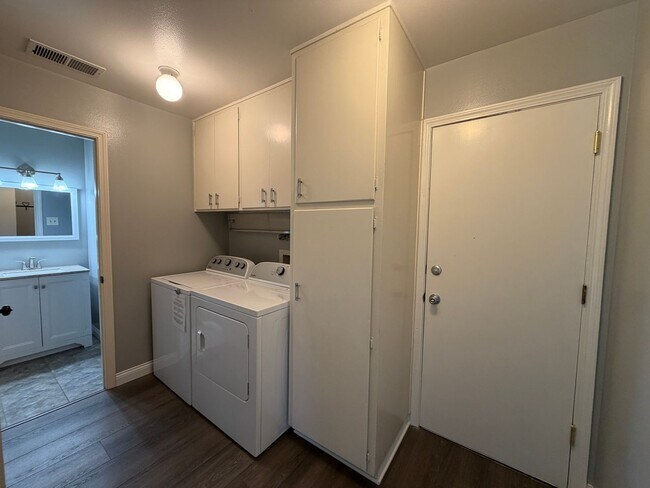 Building Photo - 3 Bedroom Single Story Home Available Near Louisiana Blvd NE & Candelaria Rd NE!