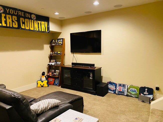 Building Photo - Incredible Custom Townhome