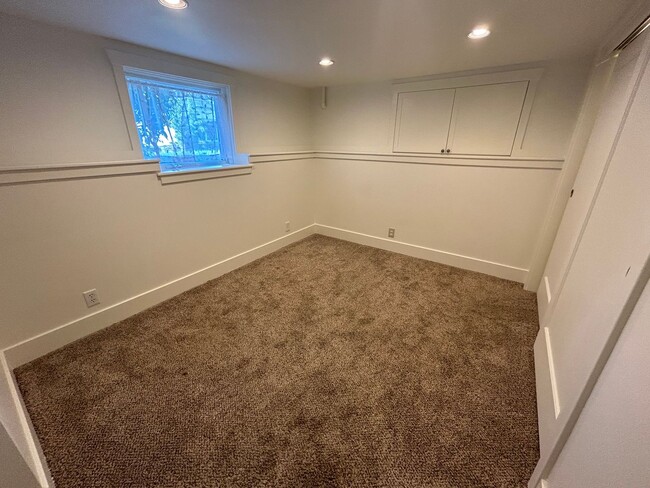 Building Photo - Cozy 2 BR, 1 BA Garden Apartment w/ shared...