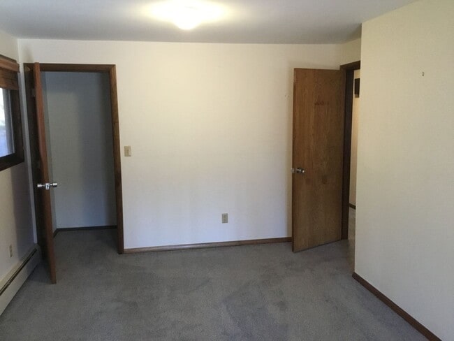 Building Photo - 850 Twin Oaks Dr