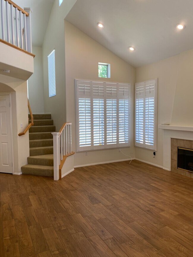 Building Photo - Gorgeous Single Family House - Available June 2026!