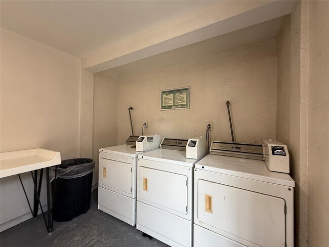 Building Photo - 1530 Heights Blvd