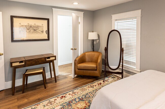 Building Photo - 1515 1/2 S Carson Ave