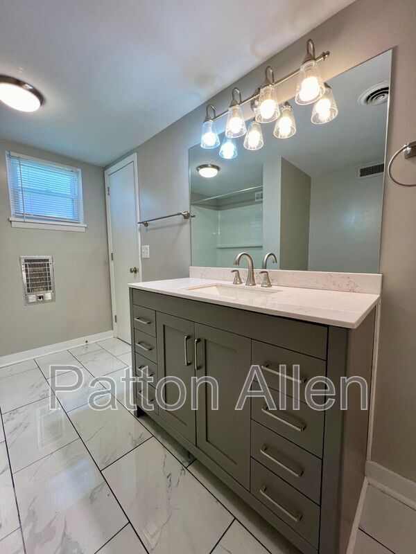 Building Photo - 1020 Hendersonville Rd