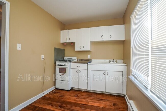 Building Photo - 1443 Nightingale Rd