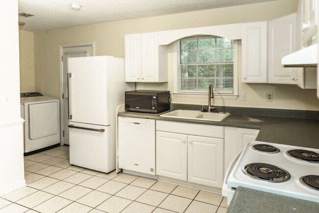 Building Photo - Beautiful 4 bedroom in the heart of Mossy ...