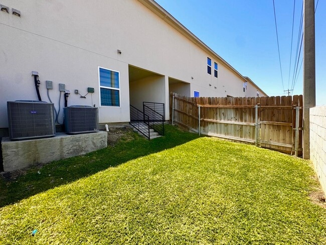 Building Photo - 9913 Kaspar Dr