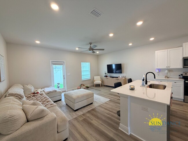 Building Photo - Stunning 3 Bedroom Townhouse in Brittany Oaks!