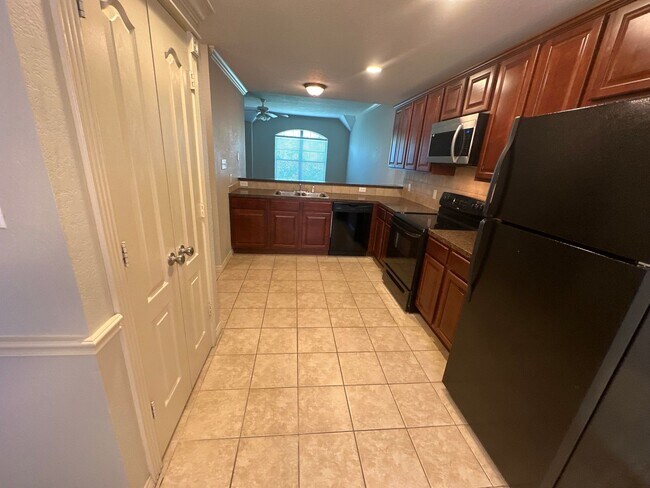 Building Photo - 2 BED 2 BATH TOWNHOME ON SHUTTLE ROUTE NEAR CAMPUS -  WITH POOL!