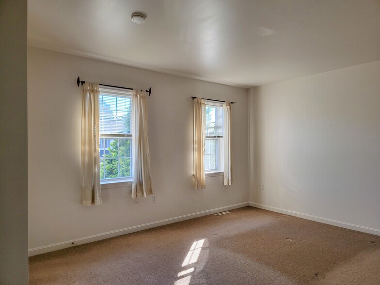 Building Photo - 10 S Whisper Ln