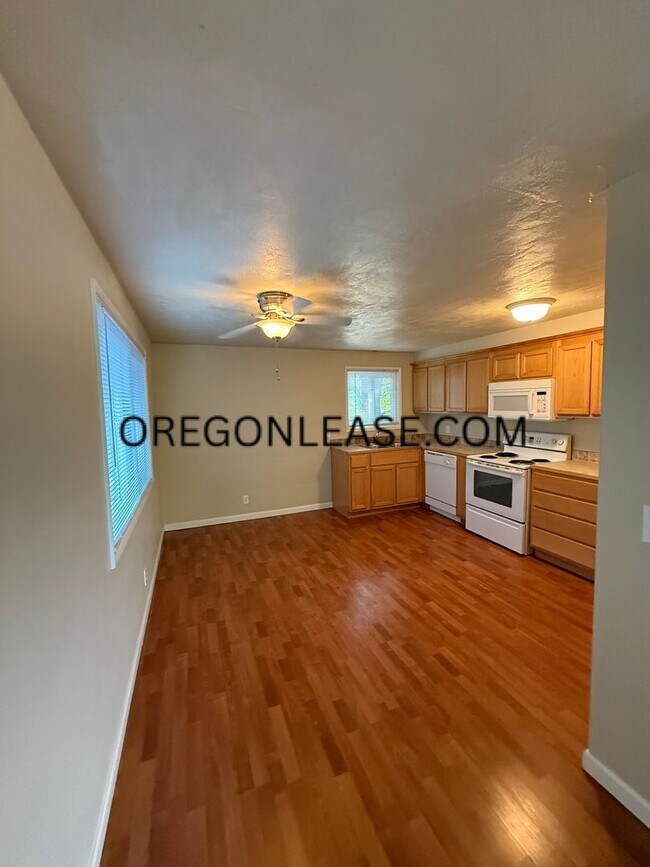 Building Photo - 2 bedroom apartment unit with in unit laundry