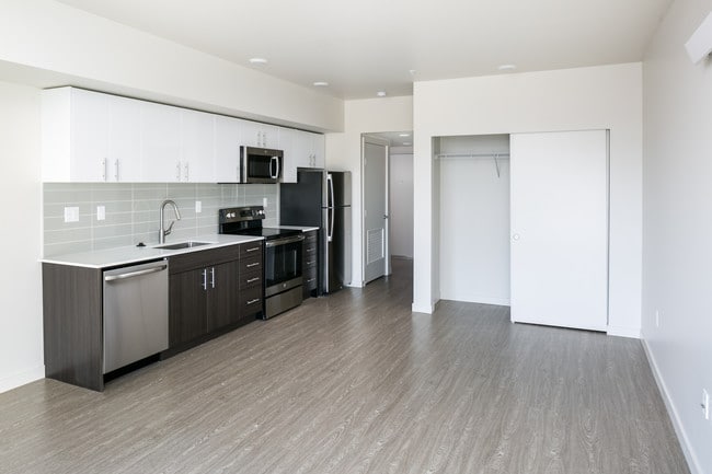 Building Photo - Large 1 BR Apartment - SPACE NEEDLE VIEW