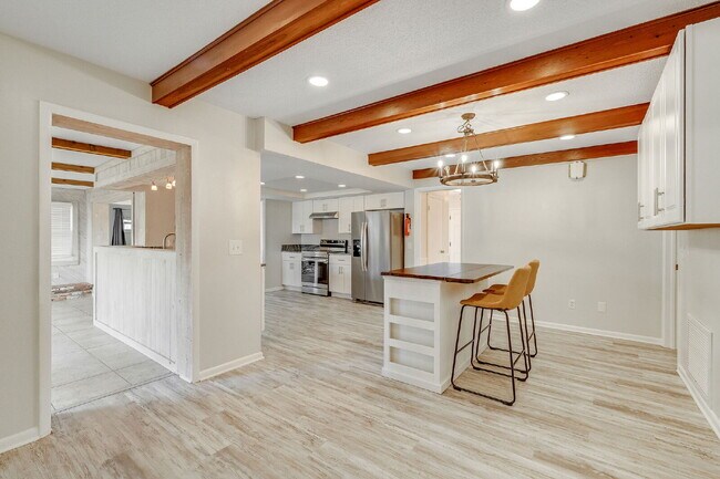 Building Photo - Beautiful 4 bedroom, 2 bathroom in Satellite Beach! NO HOA!!