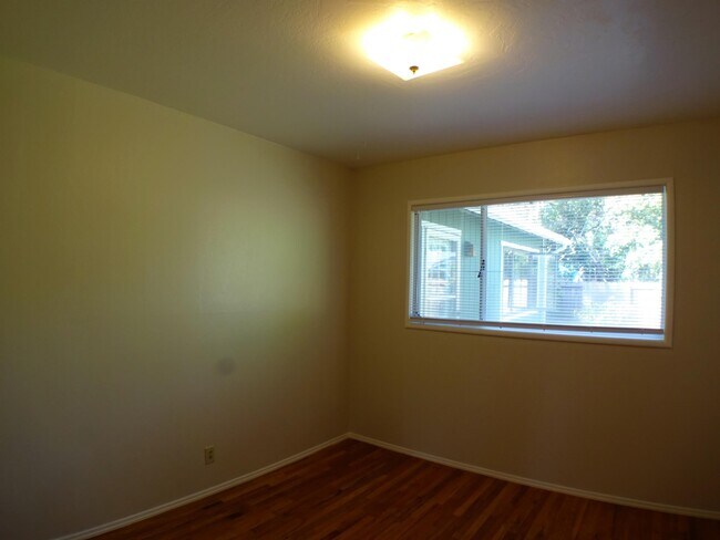 Building Photo - 886 Lynn Ln