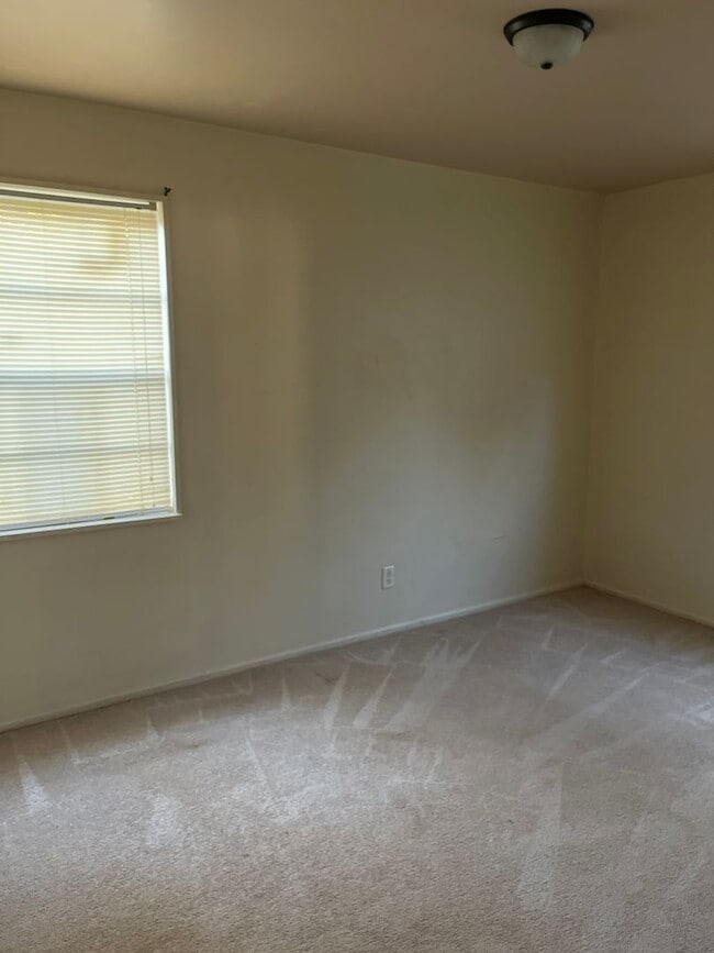 Building Photo - 2 Bed, 1 Bath Home