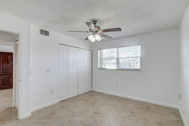 Building Photo - 600 SW 2nd Ave