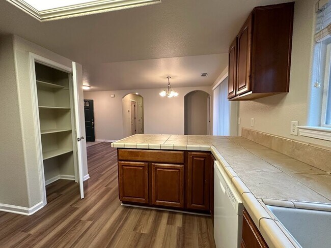 Building Photo - Well maintained home in desirable neighborhood!