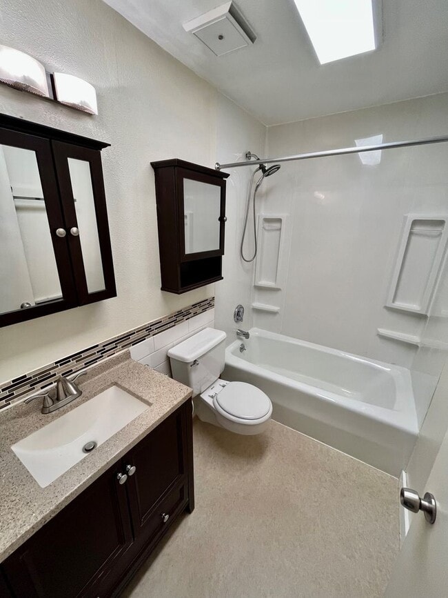 Building Photo - Pet-Friendly Home Conveniently Located Nea...