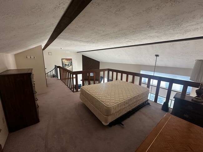 Building Photo - 2 bed plus large loft! All utilities inclu...