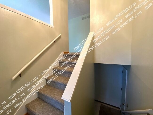 Building Photo - 713 SE Hackley Ave