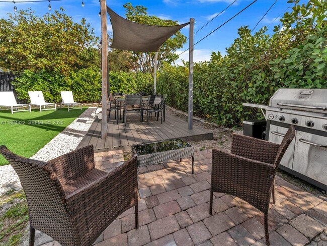 Building Photo - 421 W Pembroke Rd