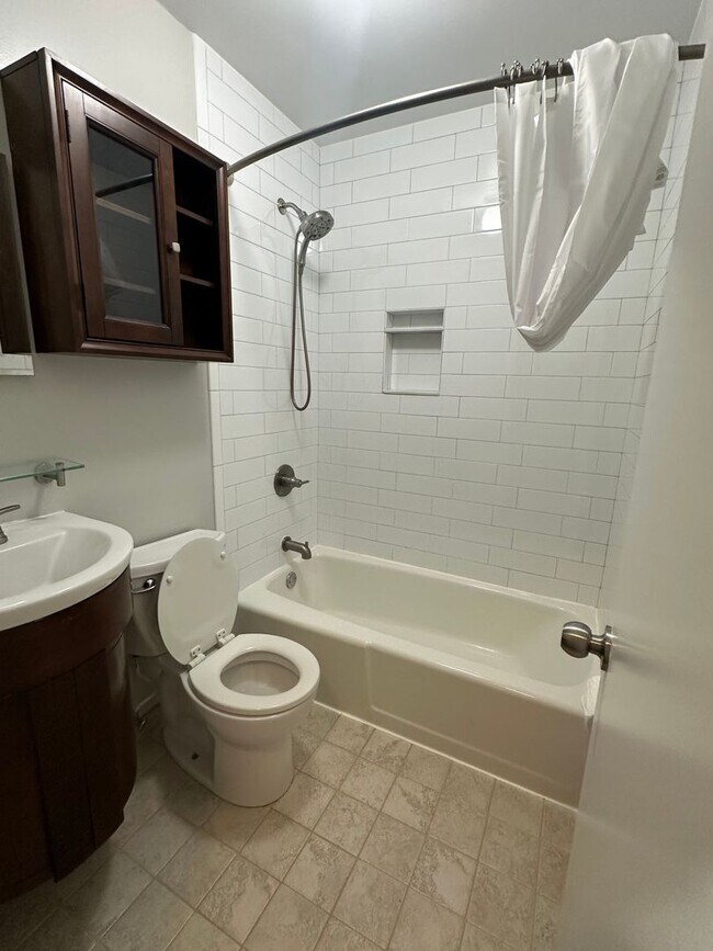 Building Photo - Charming 3 BR, 2.5 Ba house in a great location in town on a quiet cul de sac