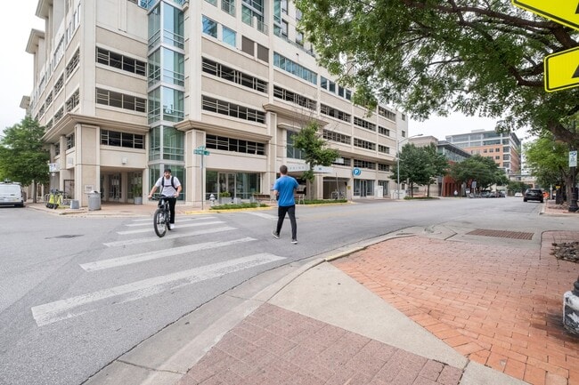 Building Photo - Luxurious 2 Bedroom, 2 Bath High Rise in Downtown Austin