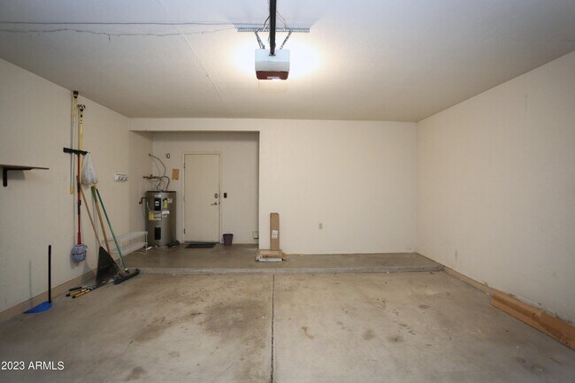 Building Photo - 924 E Manor Dr