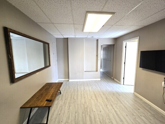 Building Photo - Downstairs unit of House - 2br/1ba/1pkg Kaimuki area
