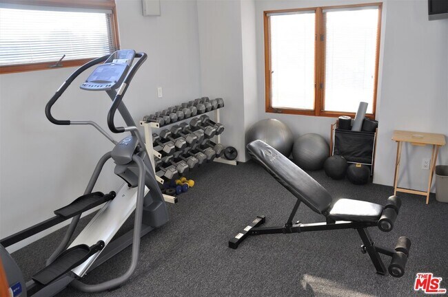 Building Photo - 420 Sherman Canal