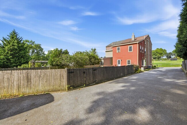 Building Photo - 730 N New St
