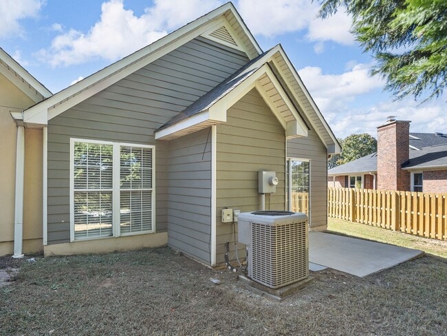 Building Photo - Charming 2 BR, 2.5 BA, One Story End Unit ...