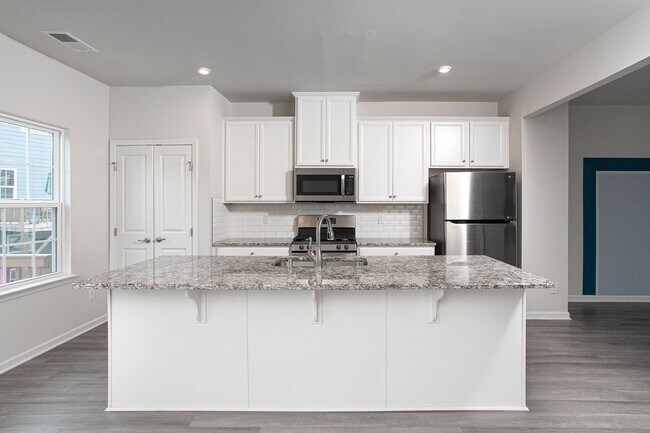 Building Photo - Beautiful 3 bedroom, 2.5 bath townhome nea...